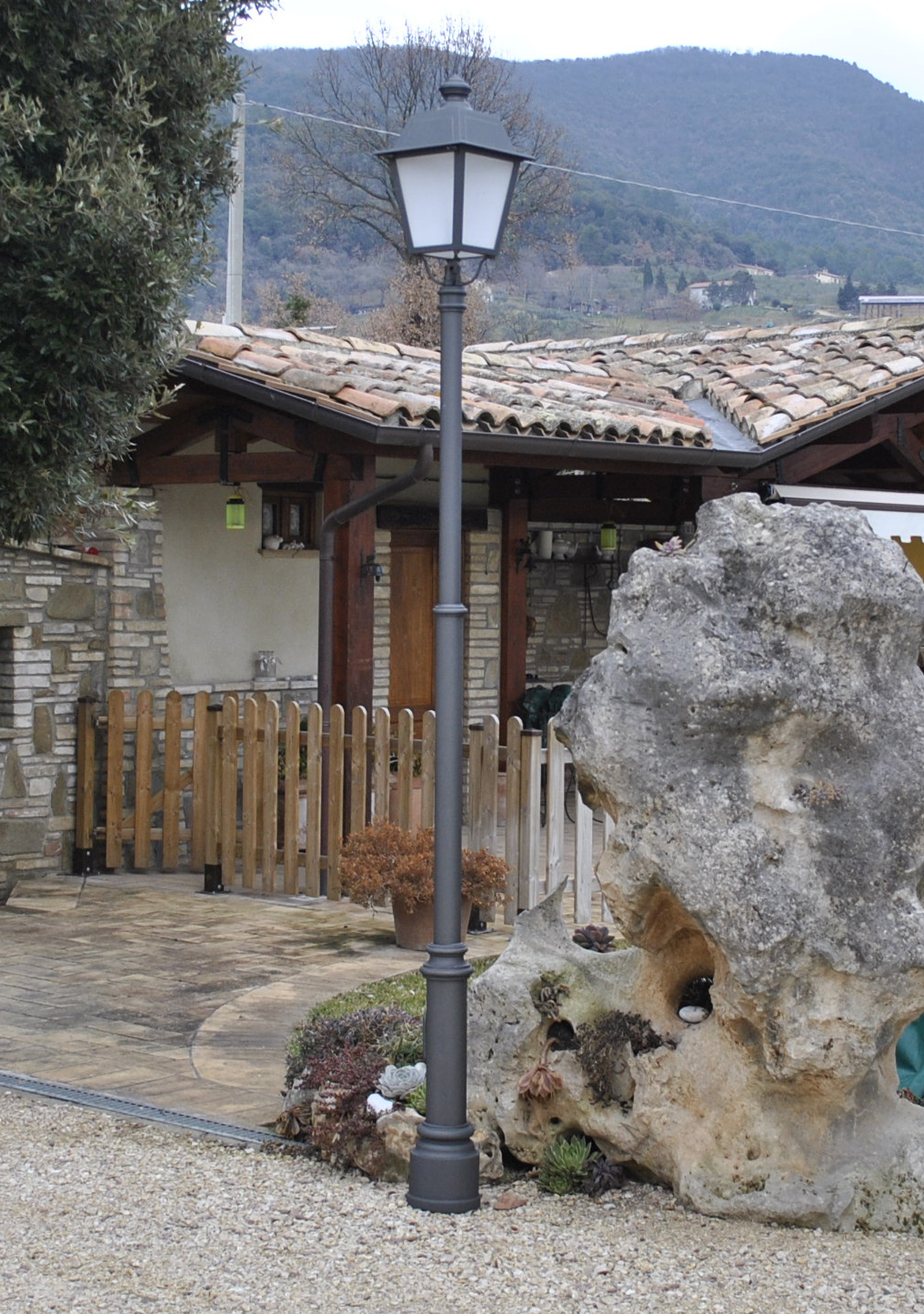 TAPERED CAST-IRON AND STEEL POLES